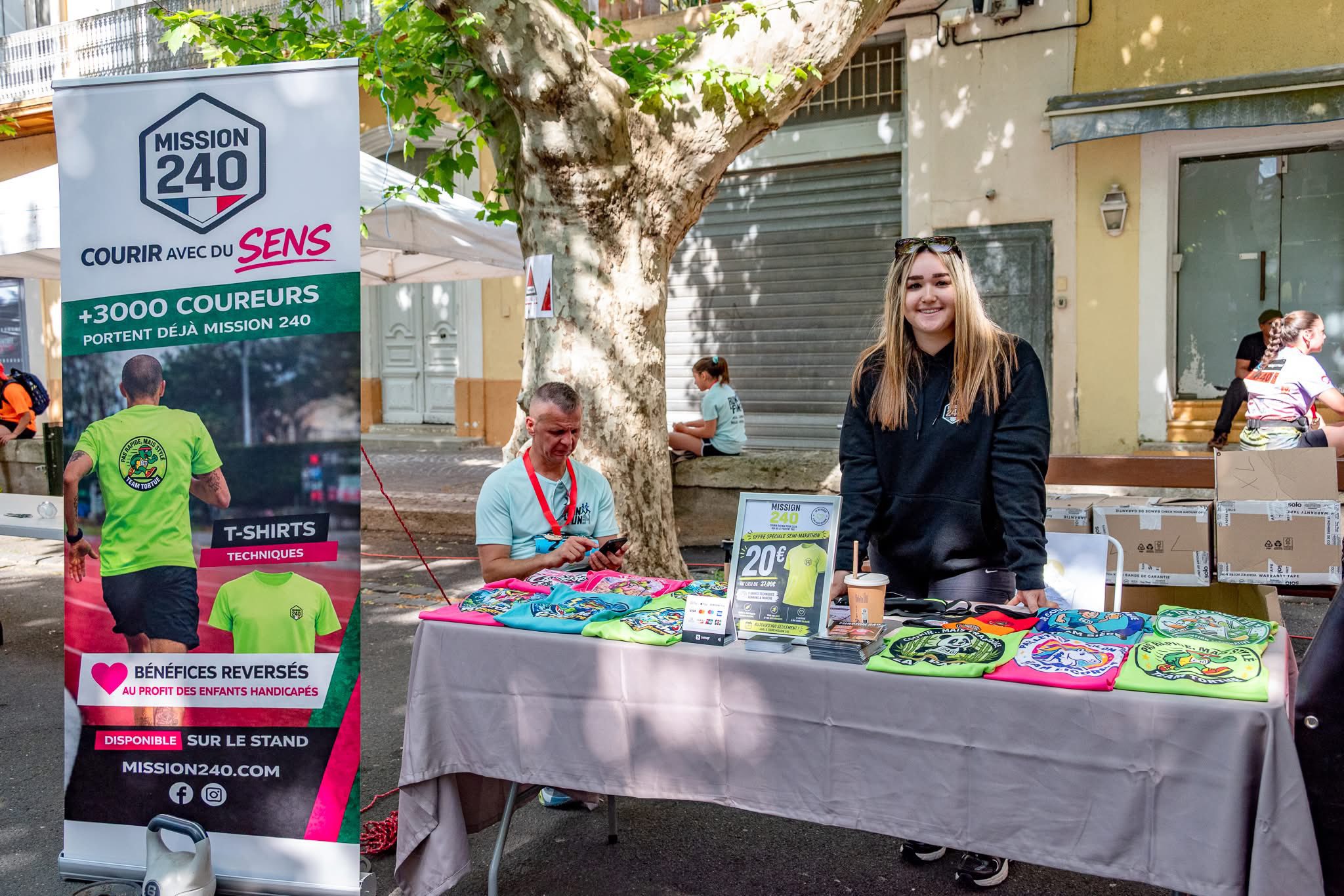 Dans l’ombre du stand : Elsa au cœur de Mission 240 à Sérignan