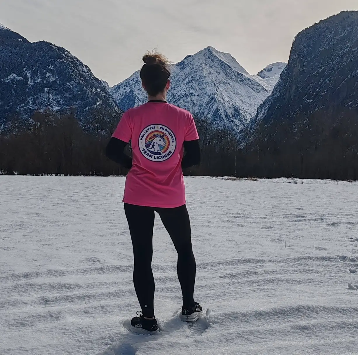 Amandine porte Mission 240 face aux montagnes enneigées