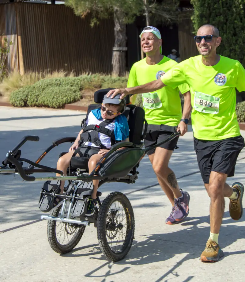 Christophe court avec Amaury en joëlette lors d’une course solidaire Mission 240