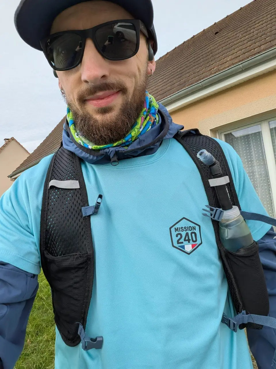 Loïc porte un t-shirt Mission 240 pendant une sortie running solidaire