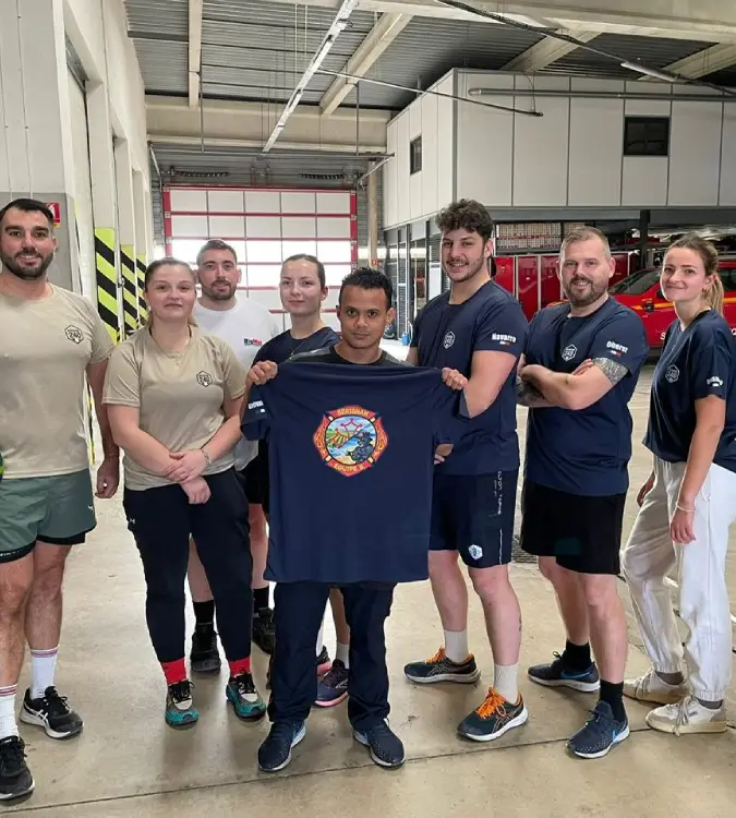 Pompiers volontaires de Sérignan portant des t-shirts Mission 240 en soutien solidaire