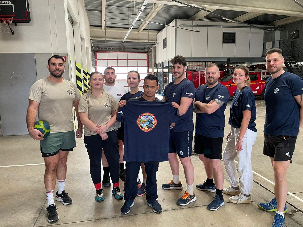 Pompiers volontaires de Sérignan portant des t-shirts Mission 240 en soutien solidaire